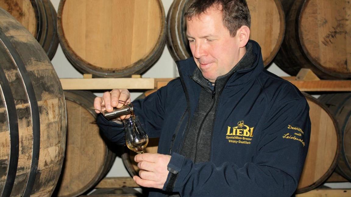 Brennmeister Liebl beim Verkosten