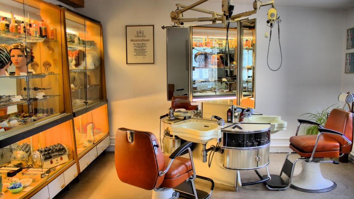Voll eingerichteter Friseursalon aus den 1960er Jahren