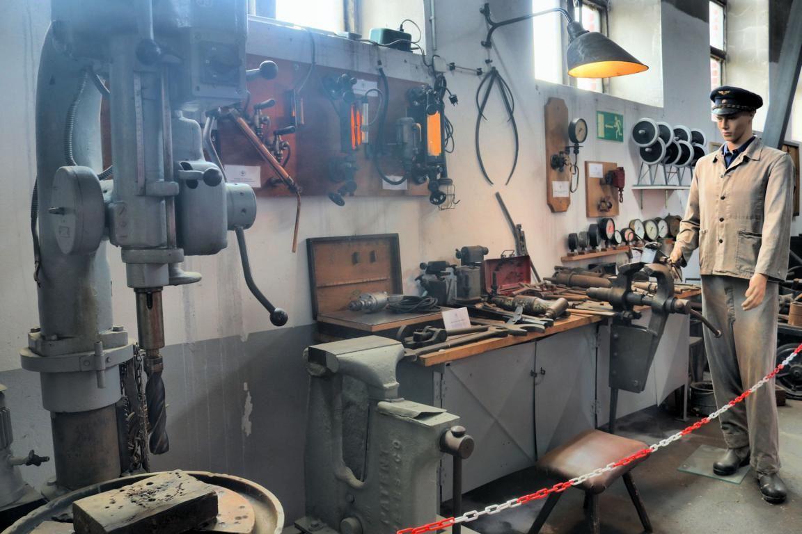 Historische Maschinen und Werkzeuge zeigten den Arbeitsalltag in Ausbesserungswerken der Bahn.