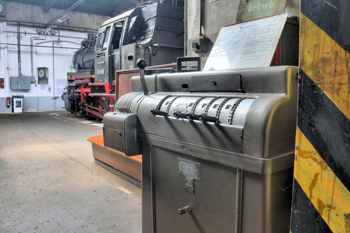 Waagen waren damals auf Bahnhöfen allgegenwärtig, da der größte Teil der Güter überwiegend von der Bahn befördert wurde.